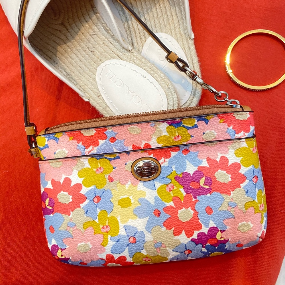 Coach fun & flirty floral wristlet